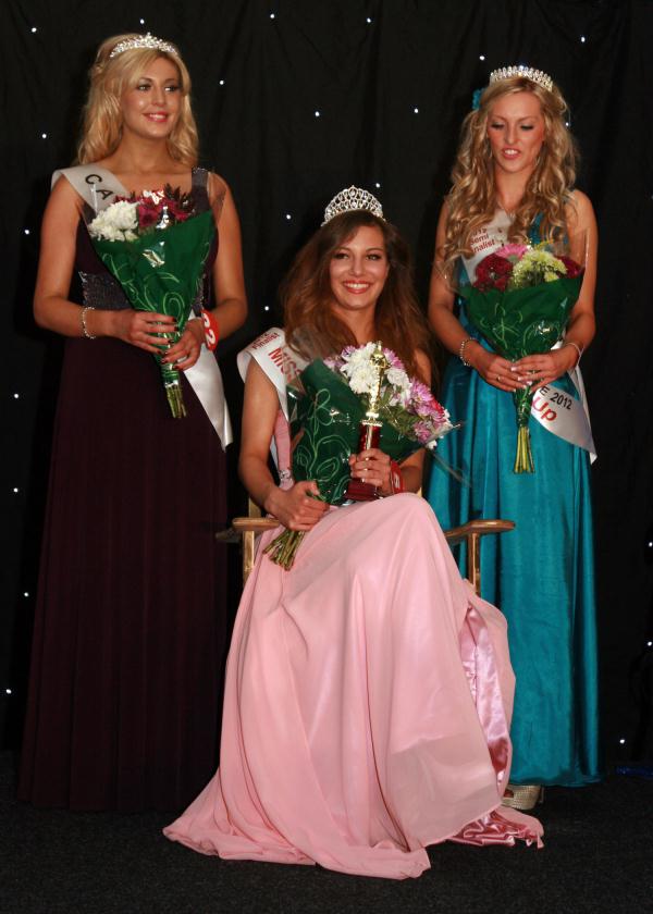 Miss Bedfordshire 2012 with runners up